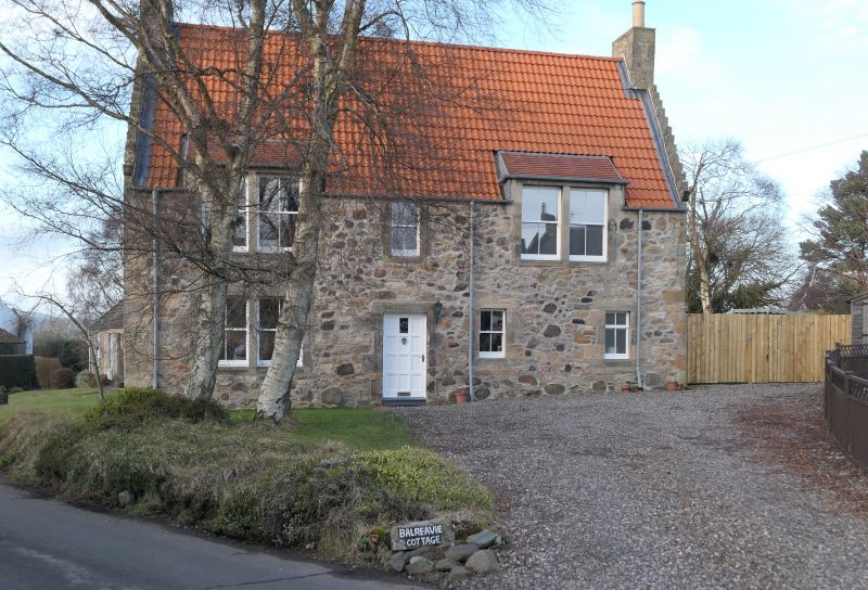 File:Balreavie Cottage.JPG