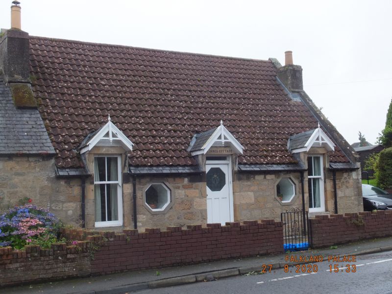 File:Kinnes Cottage.JPG
