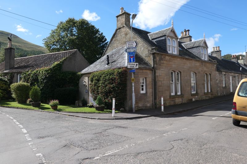 File:Lomond Cottage.JPG